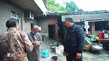 包立春又卖了自家小猪仔，桃子姐准备明天展销的食材，夫唱妇随