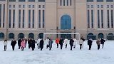 雪地里跳拉丁舞，雪地里最美的舞者，大雪也挡不住的热情