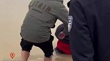 女子陷入黄河淤泥无法动弹，这些山东好汉撸起裤腿就冲下去救