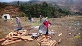 大山农村办酒席，在地里面吃饭的时候，一首歌突然响了