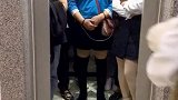 我先做电梯下去等麻麻忙完再来接你们，一定要等着麻麻