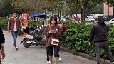 在路上和小姐姐玩游戏回忆童年，太调皮了！