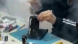 小哥修理苹果手机，维修师傅上手操作，不一会屋中弥漫出了白雾！