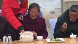 接地气女神，好暖心的一幕