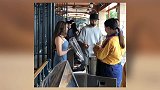 蒋劲夫新恋情曝光？与一位外国女孩同游迪士尼 两人亲密牵手同行