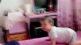 爸爸亲了一口暖宝，瞬间遭到暖宝嫌弃，暖宝边擦嘴边说：臭！