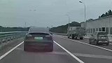 行车记录仪拍下特斯拉惊险一幕