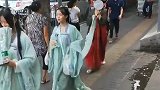 一排绝版竹幽汉服姑娘炸街，最后的这个姑娘，是来凑数的吗！