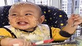 萌娃自己动手吃饭，转身看到这一幕，妈妈：亲生的洗洗还能要！