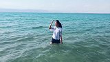 死海漂浮，忘记带报纸了，哈哈。