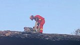 七旬失明老人被困屋顶 消防紧急救援