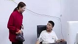 穷姐进城看弟，弟却对老板说不认识她，谁知老板一见到姐就跪下了
