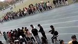 校园举办拔河比赛，男子激动的连连摔倒