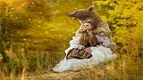 俄罗斯棕熊遇到这个姑娘，立马变乖宝宝，拍照超配合！