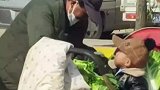 大人运白菜，婴儿车变成了小推车