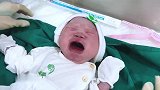 新生儿刚出生就撇嘴委屈，护士抱给爸爸，宝宝表情更委屈了