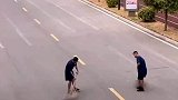 一张纸巾引发的对决，待会五公里让你们比个够