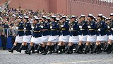 俄罗斯可爱的阅兵，女兵居然走起“弹簧步”，这场面不输中国！