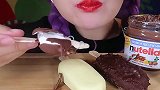 美女吃梦龙巧克力雪糕