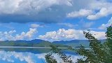 碧水蓝天，青山环抱，犹如仙境一般