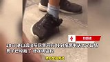 男子疑鞋上绑摄像头偷拍女生裙底，被发现后当场逃跑，警方回应