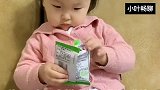 暖爸抢暖宝的糖，暖宝和妈妈告状，说：爸爸没大样，欺负我，搞笑