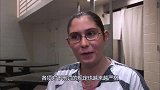 监狱戴着脚镣的女犯人，是怎样更换衣服的？看完大开眼界！