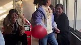 奶奶去世后爸爸三个月没理发，只为对奶奶最后的念想
