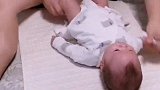 爸爸给小宝宝做运动，没想到小宝宝这么享受，接下来的表情太萌了