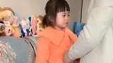 爸爸终于回家了，小萝莉又开始撒娇了，妈妈看到都吃醋