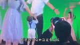 小朋友，你爸爸在表演呢，别闹