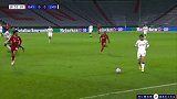 第31分钟拜仁慕尼黑球员道格拉斯·科斯塔射门 - 被扑
