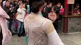 景区里跳舞的小姐姐真美，看到他们的表演，这次旅游不虚此行