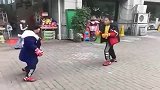 练散打的妹妹和哥哥较量，场面真不忍直视，把弟弟揍得没点人样了