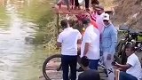 农村人举办的骑行大赛，这要是一个不小心，不会游泳就完蛋了