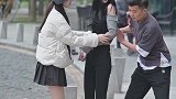 大叔眼里小姐姐第一位，手机第二位？