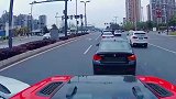 白车轿车强行加塞，视频车视而不见