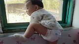 11月的小宝宝起床望着窗外，接下来的举动，看完不许笑！