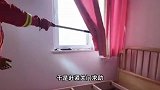 女子把蛇当宠物喂食时逃脱，因自己害怕不敢抓求助，抓捕现场曝光