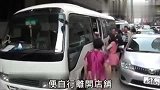 旅游-实拍！内地游客因不愿购物打伤香港导游被捕