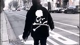 罗志祥穿一身黑色衣服再现背影杀，走路姿势超A
