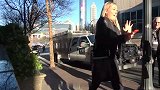 草人恶作剧，男子伪装成草人吓路人，街上充满了欢乐