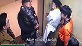 父亲抱孩子坐电梯，男子吸烟挑衅，父亲忍不了了！