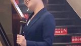 实习女经理在公司聚会上，酒后大方献唱一首