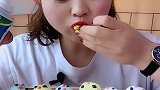 姑娘直播吃可爱小牛巧克力，有趣的小零食，是我童年向往的生活
