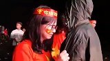 梨花带雨！越南输球女球迷靠友人肩头哭泣不止