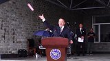 帅！高校开学礼遇大雨校长扔掉演讲稿：以人为本 只讲4句