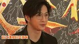 知名摇滚乐手被女粉丝强吻，女孩亲完后淡定下台，全程无人阻拦