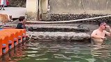 柯基以为主人落水，跳下去救主人
