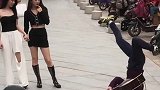 小哥哥倒立弹吉他唱歌，路过的小姐姐看呆了